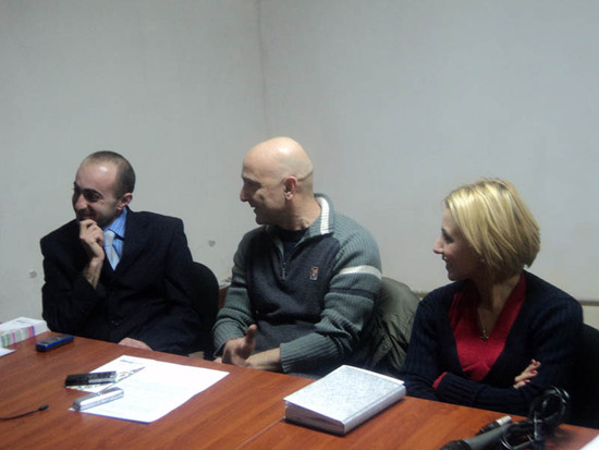 Айх Ханумян, председатель карабахской НПО &laquo;Европейское движение Арцаха&raquo; (слева). Карен Оганджанян, координатор комитета "Хельсинкская Инициатива-92" (в середине), Цовинар Бархударян, диктор общественного телевидения НКР.