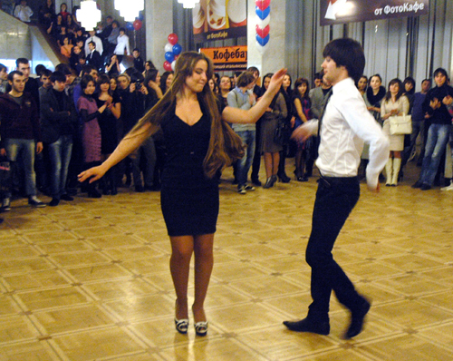 Студенты танцуют лезгинку на вечере первокурсника, организованном фондом "Содействие развитию карачаево-балкарской молодежи "Эльбрусоид". Москва, 26 февраля 2011 г. Фото "Кавказского узла".