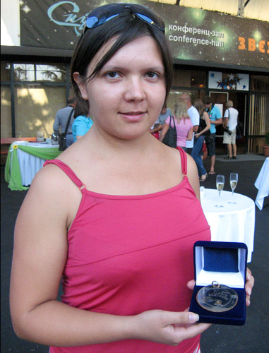 лауреат конкурса фестиваля "Лето - это маленькая жизнь" в номинации "Исполнитель" Надежда Савельева. Сочи, 21 августа 2011 г. Фото "Кавказского узла"