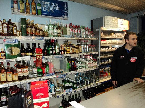  Продавцу стало плохо, когда мы с Юрой спросили у него, водка чистая, не фальшивая...