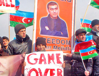 Участники митинга с портретом узника совести Эльнура Меджидли. На плакате написано "Свободу Эльнуру Меджидли". Азербайджан, Баку, 17 марта 2012 г. Фото Азиза Каримова для "Кавказского узла" Участники митинга с портретом узника совести Эльнура Меджидли. На плакате написано "Свободу Эльнуру Меджидли". Азербайджан, Баку, 17 марта 2012 г. Фото Азиза Каримова для "Кавказского узла"
