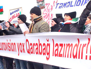 Участники митинга с плакатом "Нам нужен Карабах, а не Евровидение ". Азербайджан, Баку, 17 марта 2012 г. Фото Азиза Каримова для "Кавказского узла" Участники митинга с плакатом "Нам нужен Карабах, а не Евровидение ". Азербайджан, Баку, 17 марта 2012 г. Фото Азиза Каримова для "Кавказского узла"