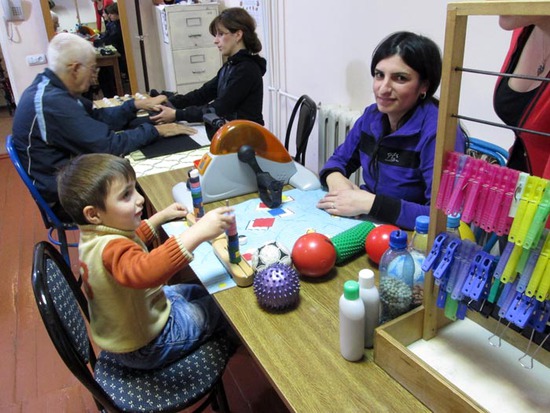 Мать делает упражнение с сыном упражнения по развитию пальцев и развитию координации