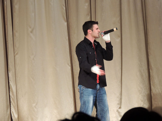 Андраник (&laquo;Феникс&raquo;) &ndash; студент, исполняет песню, посвящённую маленькому Эдуарду, слова и музыка его.