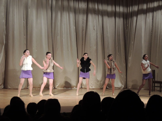 Студентки дома культуры и творчества танцуют  &laquo;Ча-ча-ча&raquo;.