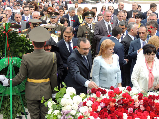 Возложение цветов.