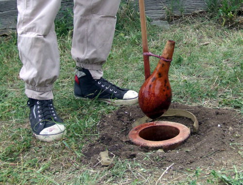 Сосуд из тыквы-горлянки для вычерпывания вина из квеври на фестивале вина в Тбилиси 11 мая 2013 г. Фото Эдиты Бадасян для "Кавказского узла"