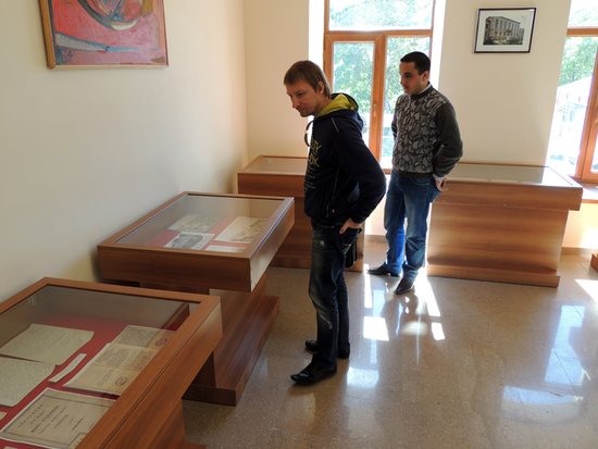 В здании министерства культуры, Виктор рассматривает экспонаты.