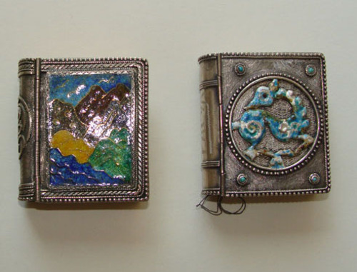 Работа Манабы Магомедовой. Оклады книг, оформленные по стихам Расула Гамзатова. Фото Нины Бахмулаевой, http://ru.wikipedia.org Работа Манабы Магомедовой. Оклады книг, оформленные по стихам Расула Гамзатова. Фото Нины Бахмулаевой, http://ru.wikipedia.org