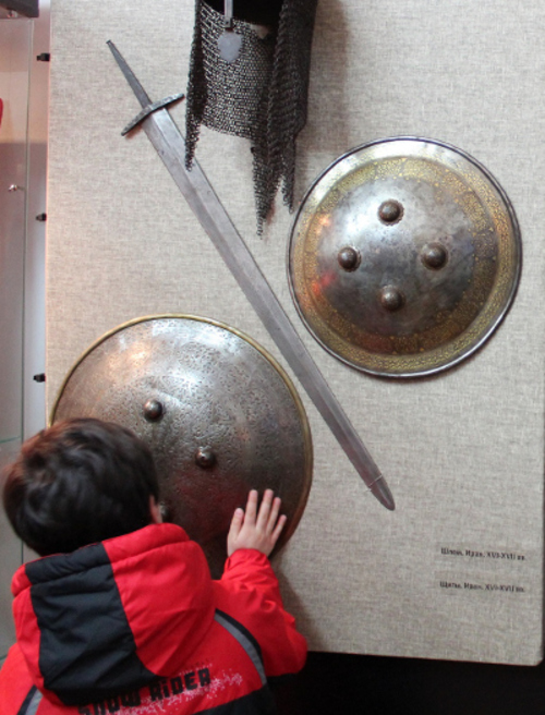 Северная Осетия, Владикавказ, 11 декабря 2013 г. Передвижной музейно-выставочный проект "Легенды Кавказа". Шлем и щиты,  Иран XVI-XVII вв.  Фото Эммы Марзоевой для "Кавказского узла" 