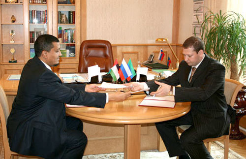 Руководитель делегации инвесторов из ОАЭ Мазрук Захран и  министр  инвестиций  и  внешнеэкономических связей Дагестана Максим Щепакин визируют заключенное соглашение. Фото пресс-службы президента и правительства Дагестана.

