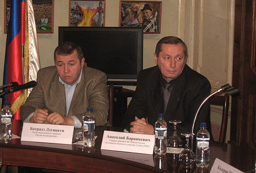 Анатолий Баранкевич (справа) на "круглом столе" "Южная Осетия. Война. Мир. Неизвестность", посвященном 20-летней годовщине начала грузино-осетинского конфликта 23 ноября Центарльный дом журналиста, Москва. Фото "Кавказского Узла" Анатолий Баранкевич (справа) на "круглом столе" "Южная Осетия. Война. Мир. Неизвестность", посвященном 20-летней годовщине начала грузино-осетинского конфликта 23 ноября Центарльный дом журналиста, Москва. Фото "Кавказского Узла"