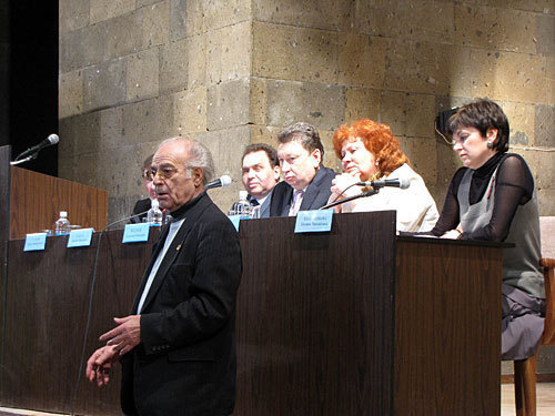 На учредительном собрании регионального филиала некоммерческого партнерства "Российский книжный союз" выступает народный артист СССР, председатель Ростовского отделения Союза театральных деятелей РФ Михаил Бушнов. Ростов-на-Дону, 27 апреля 2010 года. Фото "Кавказского Узла" На учредительном собрании регионального филиала некоммерческого партнерства "Российский книжный союз" выступает народный артист СССР, председатель Ростовского отделения Союза театральных деятелей РФ Михаил Бушнов. Ростов-на-Дону, 27 апреля 2010 года. Фото "Кавказского Узла"