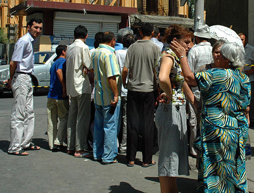 Жильцы дома, в котором произошел взрыв. Баку, 13 августа 2010 года. Фото "Кавказского узла"
