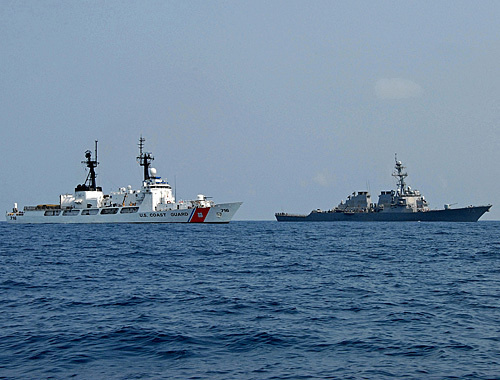 Корабли с гуманитарной помощью у берега Черного моря, Грузия, август 2008 года. Фото с сайта http://commons.wikimedia.org Корабли с гуманитарной помощью у берега Черного моря, Грузия, август 2008 года. Фото с сайта http://commons.wikimedia.org