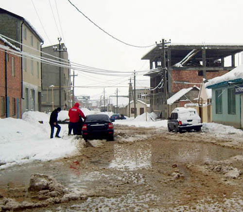 Машина, застрявшая на улице в Махачкале из-за сильного снегопада. 22 февраля 2011 г. Фото "Кавказского узла".