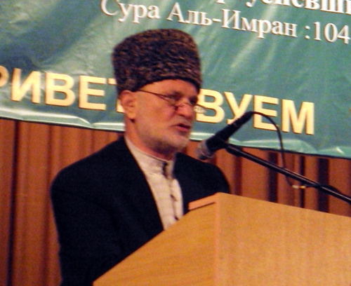 Новый муфтий Северной Осетии Хаджи-Мурат Гацалов на пятом Съезде мусульман в актовом зале Горского государственного аграрного университета. 17 марта 2011 г. Фото "Кавказского узла". 
