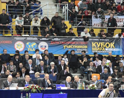Кубок мира по вольной борьбе. Трибуны и vip-ложа Дворца спорта имени Али Алиева в Махачкале. На фото в центре президент Дагестана, президент FILA Рафаэллор Мартинетти. Дагестан,  19 марта 2011 г. Фото "Кавказского узла"
