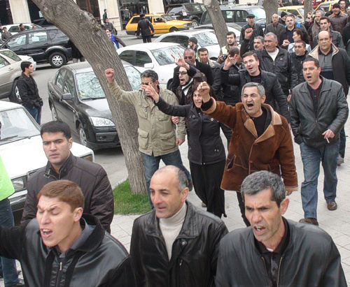 Азербайджан, митинг оппозиции в центре
Баку 2 апреля 2011 г. Участники акции идут вдоль сада "Хагани".  Фото "Кавказского узла"