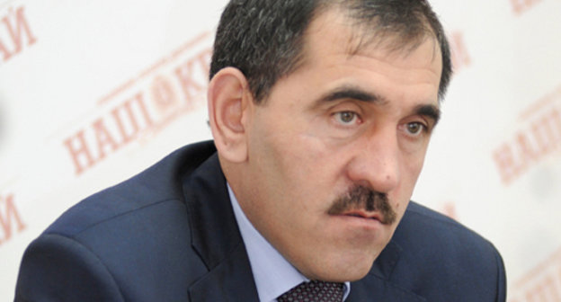 Юнус-бек Евкуров. Фото Андрея Кудрявцева, Городская
общественно-политическая газета "Рабочий" (http://gazeta.snk24.ru)