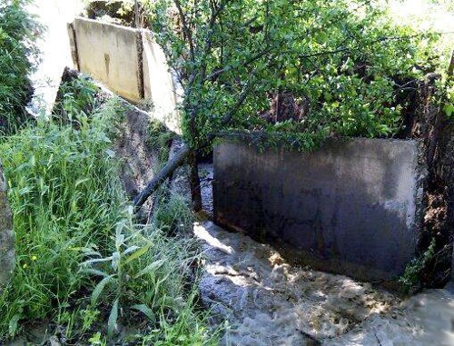 Снесенные водой бетонные ограждения в Ленингорском районе Южной Осетии. Июнь 2011 г. Фото Сергея Гаглоева, ИА Рес (cominf.org) Снесенные водой бетонные ограждения в Ленингорском районе Южной Осетии. Июнь 2011 г. Фото Сергея Гаглоева, ИА Рес (cominf.org)