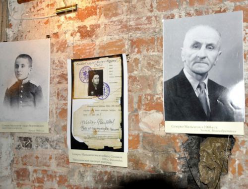 Часть экспозиции, посвященной Созрыко Мальсагову, в Государственном музее истории ГУЛАГа, где 28 июня 2011 г. состоялась презентация французского издания его книги "Адский остров". Фото пресс-службы постоянного представительства РИ при Президенте РФ (www.postpredstvo.ru) Часть экспозиции, посвященной Созрыко Мальсагову, в Государственном музее истории ГУЛАГа, где 28 июня 2011 г. состоялась презентация французского издания его книги "Адский остров". Фото пресс-службы постоянного представительства РИ при Президенте РФ (www.postpredstvo.ru)