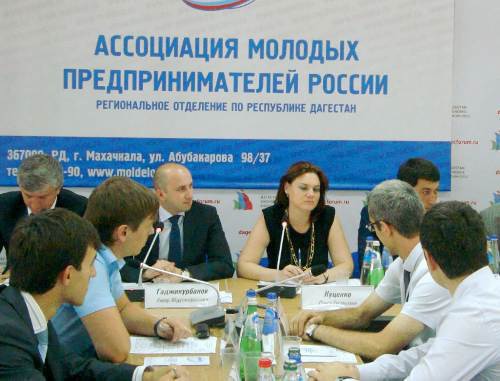 Презентация регионального отделения Ассоциации молодых предпринимателей России (АМПР)  на Дагестанском экономическом форуме в Махачкале 27 июля 2011 г.  Фото: АМПР