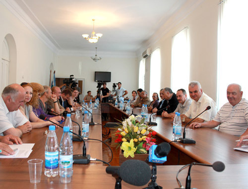 Международные наблюдатели, прибывшие в Абхазию для контроля президентских выборов. Сухум, 25 августа 2011 г. Фото "Кавказского узла"
