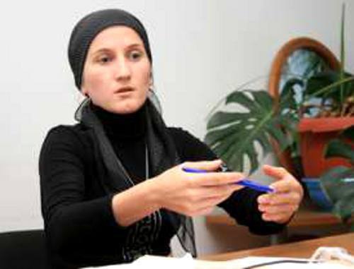 Сапият Магомедова во время интервью. 15 октября 2010 г. Фото: www.chernovik.net
