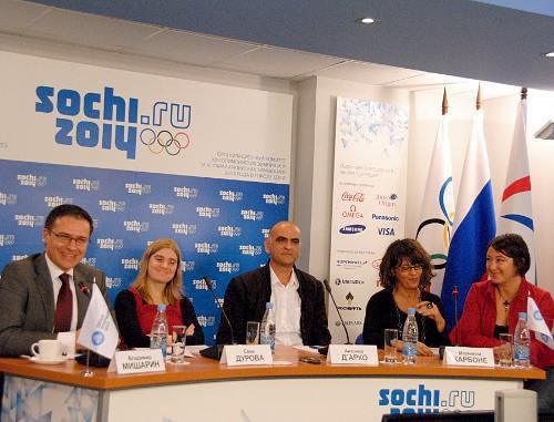 Пресс-конференция Фестиваля театра кукол. Слева направо: 
генеральный директор Сочинского концертно-филармонического объединения Владимир Мишарин,  программный директор Творческого объединения «КультПроект» Соня Дурова, архитектор, художник Антонио Д’Арко (Antonio D’Arco), архитектор, художник Мариелла Карбоне (Mariella Carbone). Сочи, 7 октября 2011 г. Фото предоставлены пресс-службой Сочинского концертно-филармонического объединения 