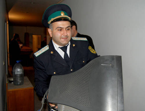 Азербайджан, Баку, 19 октября 2011 г. Полиция конфискует имущество редакции газеты "Хурал". Фото: Институт свободы и безопасности репортеров, www.irfs.az
