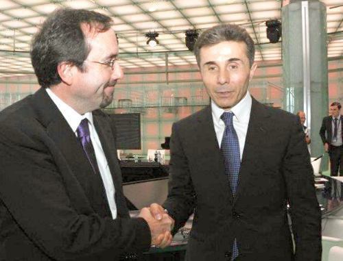 Миллиардер Бидзина Иванишвили в своей резиденции на встрече с главами дипломатических миссий, аккредитованных в Грузии. Тбилиси, 20 октября 2011 г. Фото: http://www.facebook.com/OfficialBIDZINAIVANISHVILI