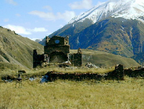 Северная Осетия, Мамисонское ущелье. Зругский храм, требующий
 восстановления и реставрационных работ. 2011 г. Фото Дмитрия Тамерланова для "Кавказского узла"