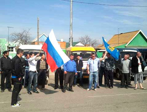 Митинг водителей маршрутных такси в Астрахани. 13 апреля 2012 г. Фото: http://www.nr2.ru Митинг водителей маршрутных такси в Астрахани. 13 апреля 2012 г. Фото: http://www.nr2.ru