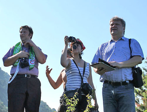 Сергей Митрохин (справа) и активисты «Яблока» во время инспекции заповедника Большой Утриш возле города-курорта Анапы. Краснодарский край, 3 июня 2012 г. Фото Андрея Кошика для "Кавказского узла"
