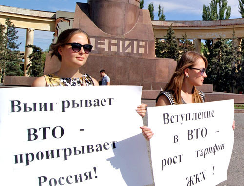 Санкционированный пикет против вступления России во ВТО провела комсомольская организация на площади Ленина. Волгоград, 3 июля 2012 г. Фото Татьяны Филимоновой для "Кавказского узла" 
