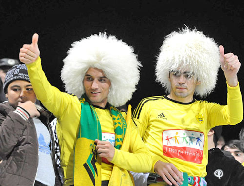 Болельщики "Анжи". Фото Елены Синеок, www.yuga.ru
