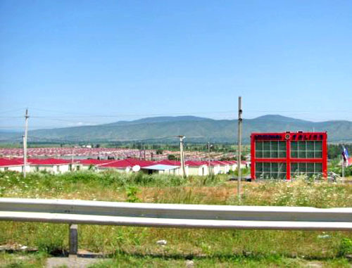 Лагерь беженцев из Южной Осетии вдоль дороги Тбилиси-Гори. Фото http://ekibaztus.livejournal.com
