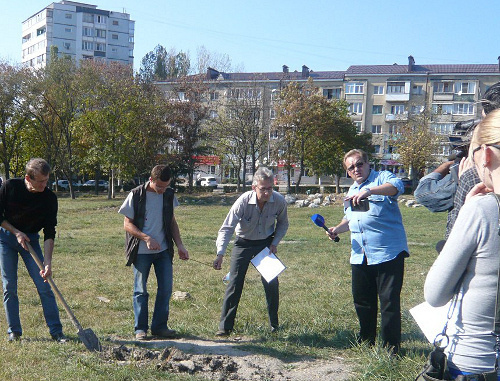 Акция в форме флешмоба, организованная экологическим движением "Солнечный патруль", в Комсомольском парке Пятигорска. 7 октября 2012 г. Фото со страницы акции в социальной сети ВКонтакте http://vk.com/event43604624 Акция в форме флешмоба, организованная экологическим движением "Солнечный патруль", в Комсомольском парке Пятигорска. 7 октября 2012 г. Фото со страницы акции в социальной сети ВКонтакте http://vk.com/event43604624
