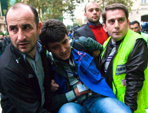 Акция протеста в Баку. На снимке: полиция избила фотокорреспондента газеты "Ени Мусават" Ильгара Фараимоглу. Баку, 17 ноября 2012 г. Фото Азиза Каримова для "Кавказского узла"
