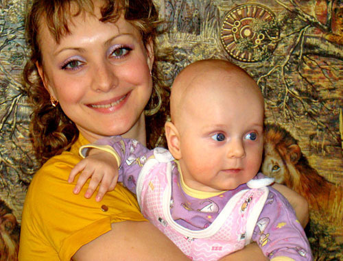 Cоветский Cуд Астрахани постановил выселить семью с грудным ребенком из дома, изъятого властями города. На снимке: двухмесячная Катя Порфирьева с мамой Алесей Порфирьевой. Астрахань, ноябрь 2012 г. Фото Елены Гребенюк для "Кавказского узла"
