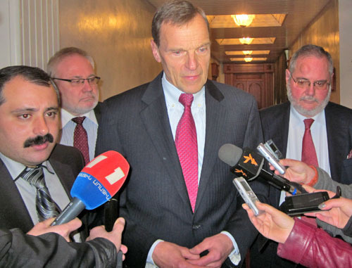 Игорь Попов, Роберт Брадтке и Жак Фор (слева направо)во время брифинга с журналистами. Нагорный Карабах, Степанакерт, 22 ноября 2012 г. Фото Алвард Григорян для "Кавказского узла"
