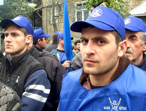 Акция протеста шахтеров перед зданием Парламента в Кутаиси. Грузия, 21 ноября 2012 г. Фото Беслана Кмузова для "Кавказского узла" Акция протеста шахтеров перед зданием Парламента в Кутаиси. Грузия, 21 ноября 2012 г. Фото Беслана Кмузова для "Кавказского узла"