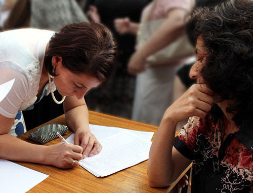 Сбор подписей против строительства цементного завода в Алагире. Северная Осетия, Алагир, 30 июня 2012 г. Фото Эммы Марзоевой для «Кавказского узла»
