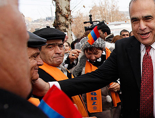 Избиратели на встрече с кандидатом в президенты Раффи Ованнисяном. Ереван, 21 января 2012 г. Фото: © PanARMENIAN Photo / 
Tigran Mehrabyan