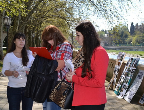 

 Сбор подписей под заявлением на имя мэра Анатолия Пахомова во время пикета в защиту бездомных животных. Сочи, 13 апреля 2013 г. Фото Светланы Кравченко для "Кавказского узла"