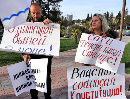 Юрий Молчанов и Наталья Калиновская во время митинга против олимпийского строительства. Сочи, лето 2011 г. Фото Светланы Кравченко для "Кавказского узла" Юрий Молчанов и Наталья Калиновская во время митинга против олимпийского строительства. Сочи, лето 2011 г. Фото Светланы Кравченко для "Кавказского узла"