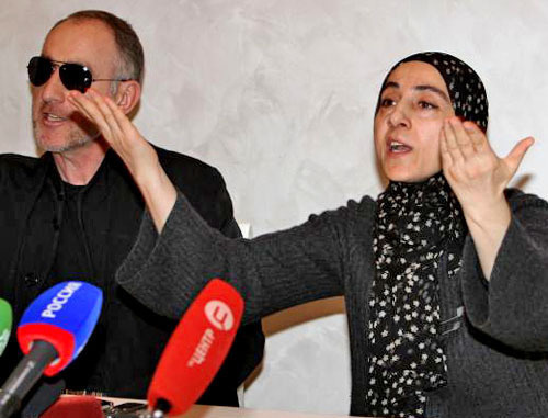 Анзор и Зубейдат Царнаевы на пресс-конференции в редакции газеты "Черновик". Махачкала, 25 апреля 2013 г. Фото: http://chernovik.net

