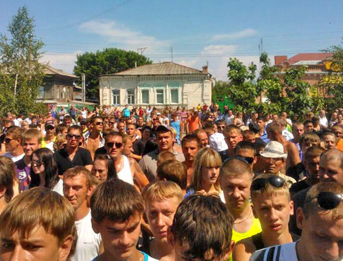Акция протеста с требованием депортировать выходцев с Северного Кавказа. Саратовская область, Пугачев, 8 июля 2013 г. Фото: Антон Наумлюк, https://twitter.com/antony_mon 

