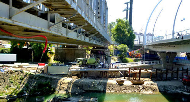 Строительство дороги-дублера Курортного проспекта. На снимке: вид на старый и новый мост. Сочи, июль 2013 г. Фото Светланы Кравченко для "Кавказского узла"
